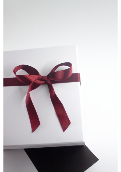 Beyaz Boş Hediye Kutusu Bordo Kurdeleli Kutu Yılbaşı Kutu 21 cm x 21 cm x 9.4 cm indirimleri