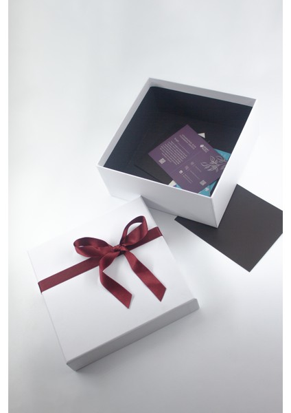 Beyaz Boş Hediye Kutusu Bordo Kurdeleli Kutu Yılbaşı Kutu 21 cm x 21 cm x 9.4 cm