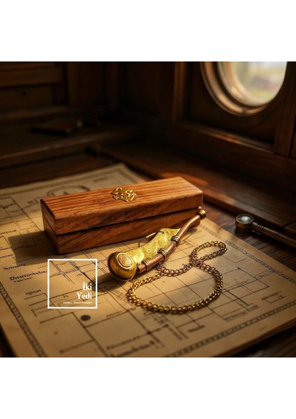 Curtis Pirinç Gemici Düdüğü – Çapa Motifli Silistre Düdük, Gül Ağacı Kutulu Antika Denizcilik Dekoru