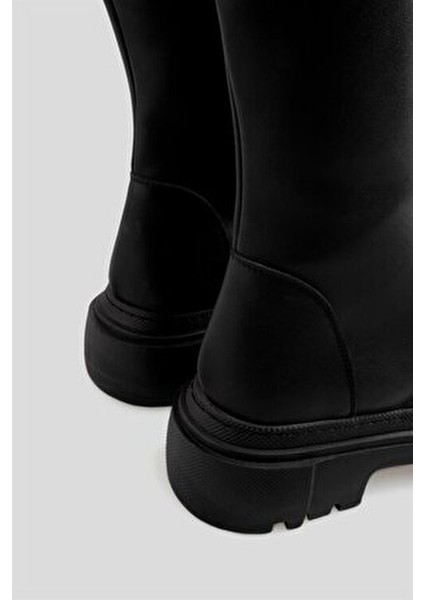 Siyah Çizme Kalın Taban ve Sıcak Astar ile Rahat Kullanım Sunar