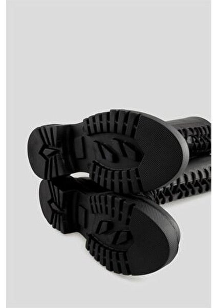 Siyah Çizme Kalın Taban ve Sıcak Astar ile Rahat Kullanım Sunar