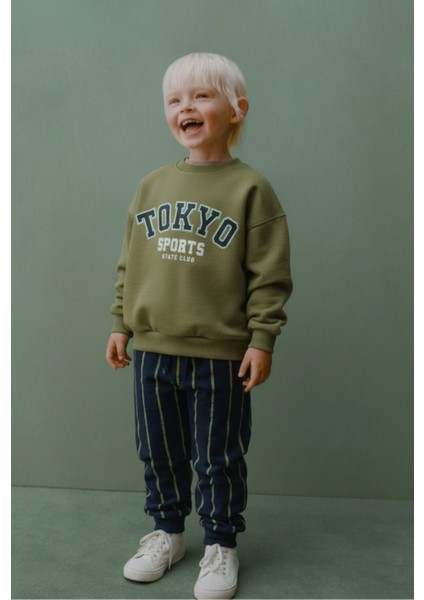Erkek Çocuk Pamuklu Yeşil Baskılı Sweatshirt ve Lacivert Çizgili Pantolon Takım