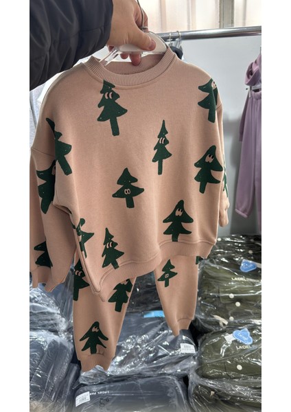 Unisex Çocuk Pamuklu Bej Ağaç Desenli Sweatshirt ve Eşofman Takım – Rahat Kalıp indirimleri