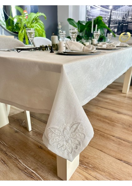 Keten Dokulu Gümüş Simli Köşe Fransız Dantelli Beyaz Masa Örtüsü(Peçete Dahil Değil)