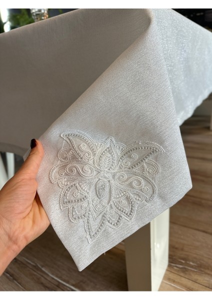 Keten Dokulu Gümüş Simli Köşe Fransız Dantelli Beyaz Masa Örtüsü(Peçete Dahil Değil) fırsatları