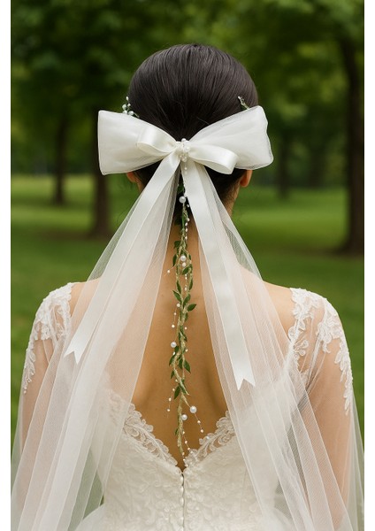 Beyaz Gül Çiçekli Inci ve Fiyonk Detaylı El Yapımı Taç