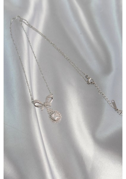 316L Çelik Gümüş Renk Fiyonk Detay Zirkon Taşlı Tektaş Kolye modelleri