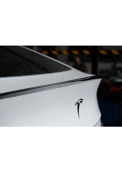 Tesla Model Y ile Uyumlu Arka Bagaj Üstü Spoiler Parlak Siyah (Piano Black)