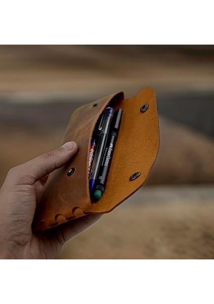 Deri Kalemlik, El Yapımı Kalemlik Hakiki Deri, Deri Küçük Kalem Kutusu – Iş, Ofis, Okul Aksesuar Tutucu, Klasik ve Minimal El Yapımı Tasarım Vintage Kalemlik (Camel) fiyatları