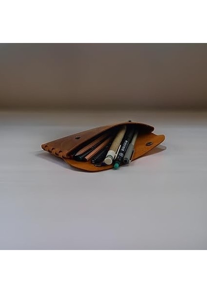 Deri Kalemlik, El Yapımı Kalemlik Hakiki Deri, Deri Küçük Kalem Kutusu – Iş, Ofis, Okul Aksesuar Tutucu, Klasik ve Minimal El Yapımı Tasarım Vintage Kalemlik (Camel) fırsatları
