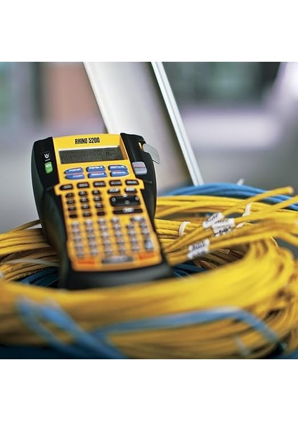 Rhinopro 5200 Elde Taşınır Endüstriyel Etiketleme Makinesi - 6/9/12/19 mm Rhino Şeritlerle Uyumlu Kullanım indirimleri