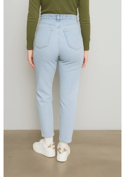 Yüksek Bel Kadın Mom Fit Jean – Açık Kar Mavisi Esnek Denim, Düz Dar Paça, Günlük Rahat Kalıp fırsatları