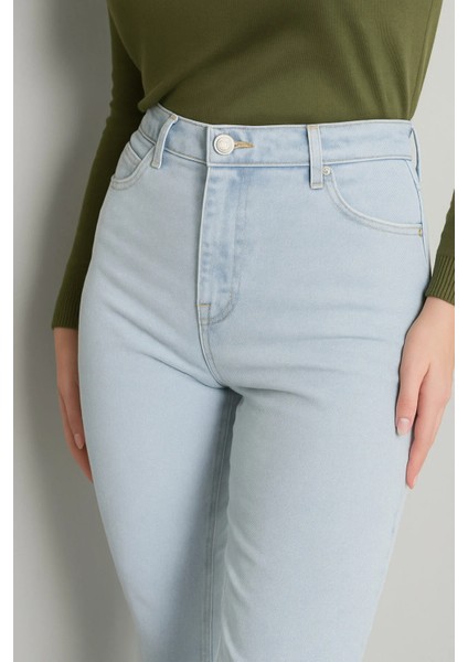 Yüksek Bel Kadın Mom Fit Jean – Açık Kar Mavisi Esnek Denim, Düz Dar Paça, Günlük Rahat Kalıp