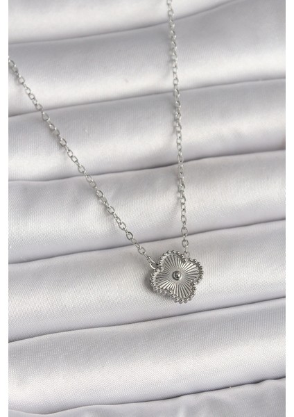 316L Çelik Gümüş Renk Işleme Detaylı Yonca Model Kadın Kolye