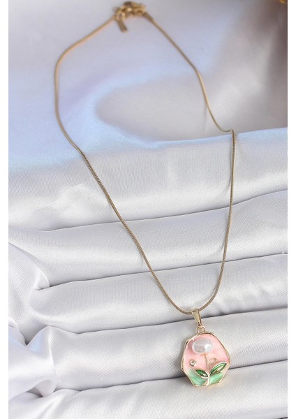 316L Çelik Gold Renk Zincir Pembe Çiçek Işlemeli Inci Detay Portre Model Kadın Kolye fiyatları