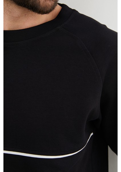 Kontrast Biye Detaylı Bisiklet Yaka Sweatshirt fırsatları