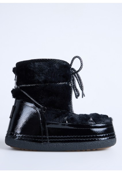 Siyah Kadın Bot Napı