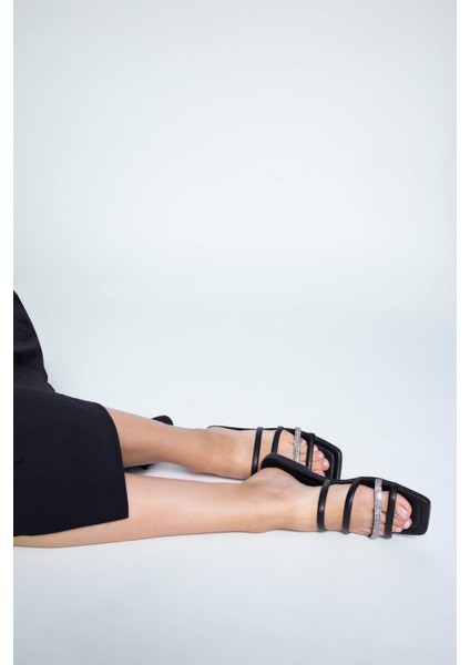 Kadın Düz Taban Çift Bantlı Suni Deri Terlik