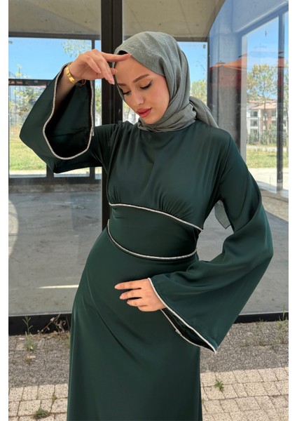 Kolu ve Beli Baget Taşlı Saten Abiye- Zümrüt Yeşili modelleri