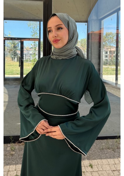 Kolu ve Beli Baget Taşlı Saten Abiye- Zümrüt Yeşili fırsatları