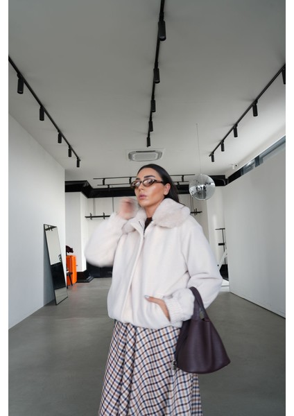 Yakası Kürk Detaylı Peluş Ceket