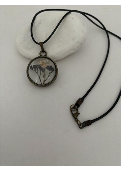 Kurutulmuş Beyaz Mor Çiçek Figürlü Kolye Siyah Deri Ipli