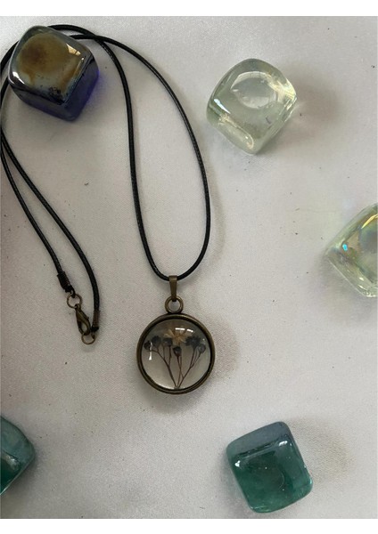 Kurutulmuş Beyaz Mor Çiçek Figürlü Kolye Siyah Deri Ipli fırsatları