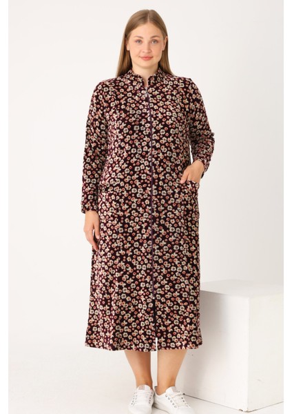 Bordo Çiçek Desenli Boydan Fermuarlı Cepli Pamuklu Kadife Hakim Maxi Boy Yaka Büyük Beden Elbise