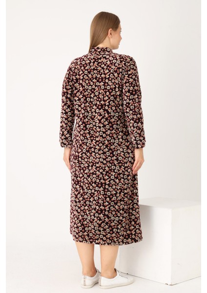 Bordo Çiçek Desenli Boydan Fermuarlı Cepli Pamuklu Kadife Hakim Maxi Boy Yaka Büyük Beden Elbise