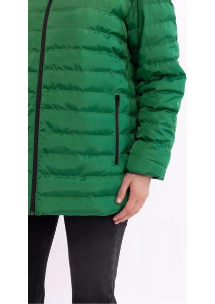 İçi Astarlı Su ve Rüzgar Geçirmez Cepli Kadın Mont