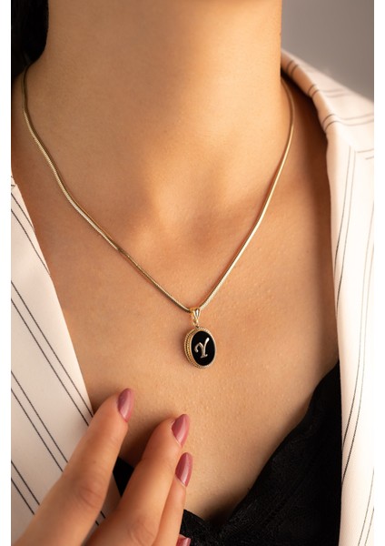 Altın Balık Sırtı Zincir Harf Kolye Siyah fiyatları