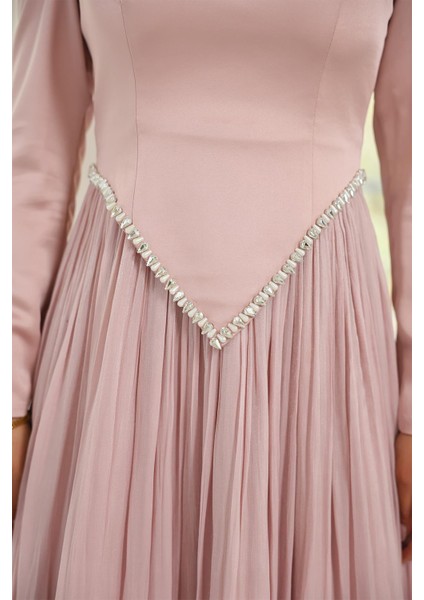 Taş Detaylı Eteği Piliseli Saten ve Yoryo Ipek Tesettür Abiye Elbise Pudra 1046