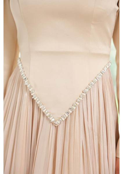 Taş Detaylı Eteği Piliseli Saten ve Yoryo Ipek Tesettür Abiye Elbise Krem 1046