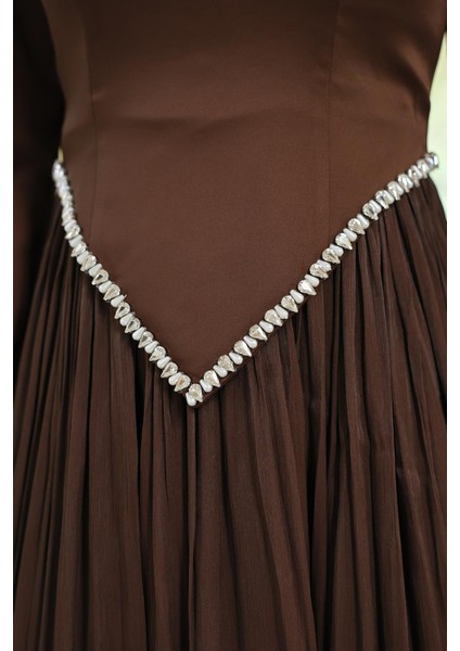 Taş Detaylı Eteği Piliseli Saten ve Yoryo Ipek Tesettür Abiye Elbise Kahve 1046