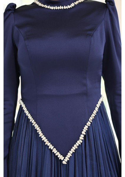 Taş Detaylı Eteği Piliseli Saten ve Yoryo Ipek Tesettür Abiye Elbise Lacivert 1046