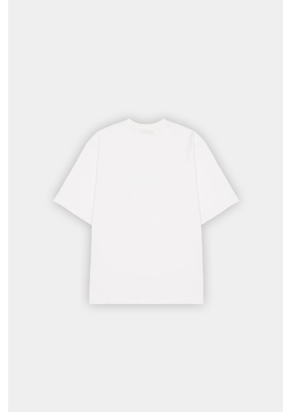 Kırık Beyaz Oversize Yıldızların Ötesinde Baskılı Tişört