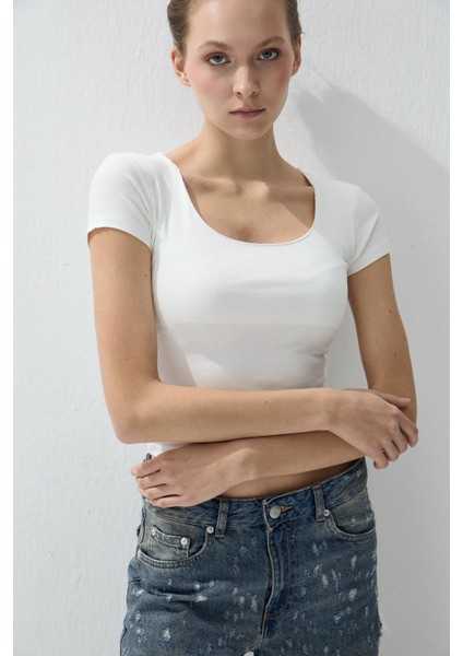 Kadın Ekru Renk Kare Yakalı Kısa Kollu T-Shirt modelleri