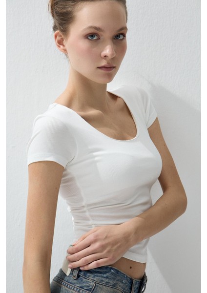 Kadın Ekru Renk Kare Yakalı Kısa Kollu T-Shirt fırsatları