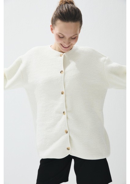 Kadın Ekru Renk Iliklenebilir Uzun Peluş Ceket modelleri