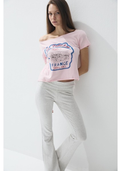 Kadın Pembe Renk Baskılı Kayıkçı Yaka Kısa Kollu T-Shirt modelleri