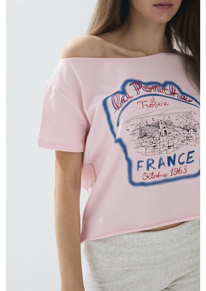 Kadın Pembe Renk Baskılı Kayıkçı Yaka Kısa Kollu T-Shirt fırsatları