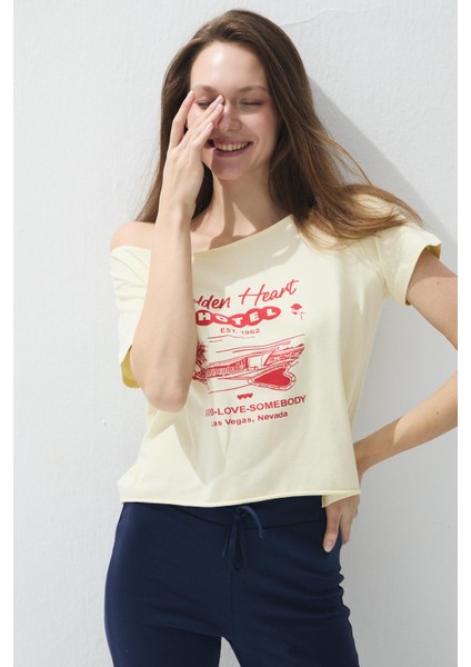 Kadın Butter Renk Baskılı Kayıkçı Yaka Kısa Kollu T-Shirt fiyatları