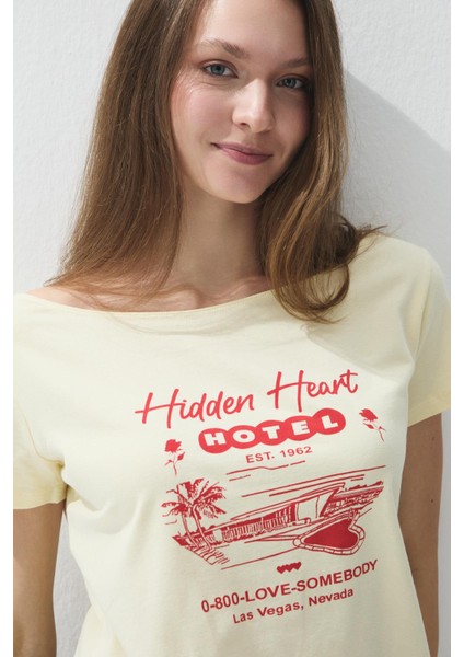 Kadın Butter Renk Baskılı Kayıkçı Yaka Kısa Kollu T-Shirt modelleri