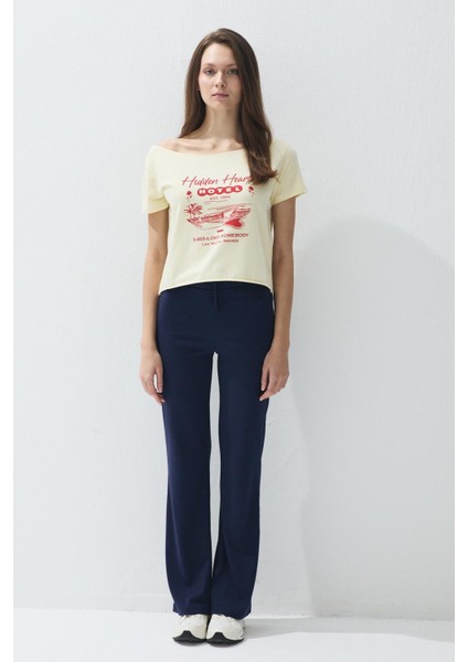 Kadın Butter Renk Baskılı Kayıkçı Yaka Kısa Kollu T-Shirt fırsatları