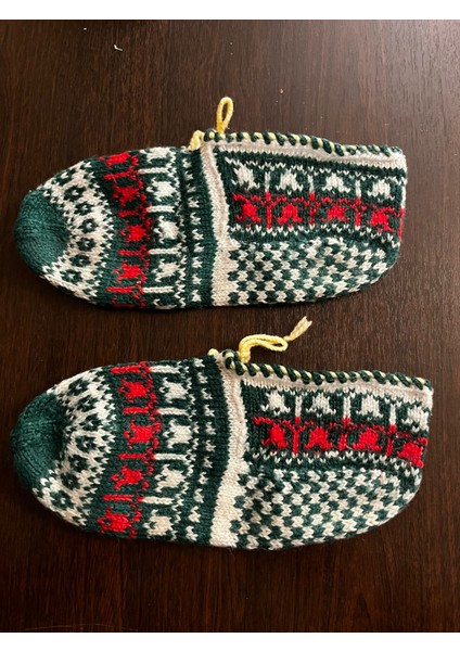 El Örgüsü Yünlü Desenli Kadın Kışlık Patik – Yeşil Kırmızı Renk İçeriği – Yerli Üretim - 35-39 Numaralara Uygun indirimleri