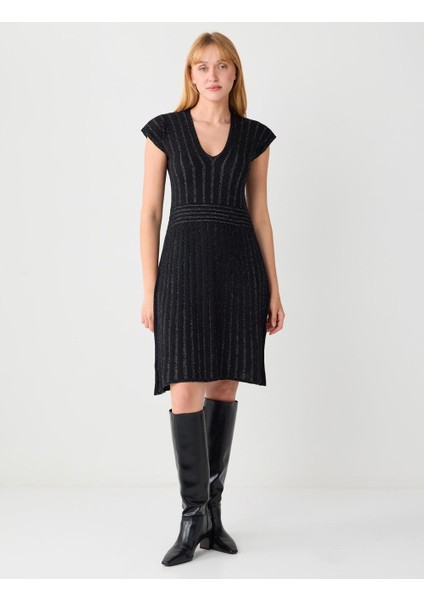 Siyah V Yaka Çizgi Desenli Kolsuz Midi Triko Elbise