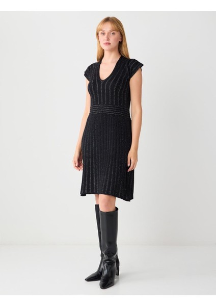 Siyah V Yaka Çizgi Desenli Kolsuz Midi Triko Elbise fiyatları