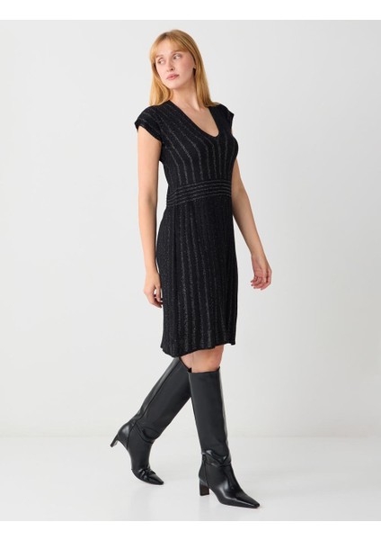 Siyah V Yaka Çizgi Desenli Kolsuz Midi Triko Elbise modelleri