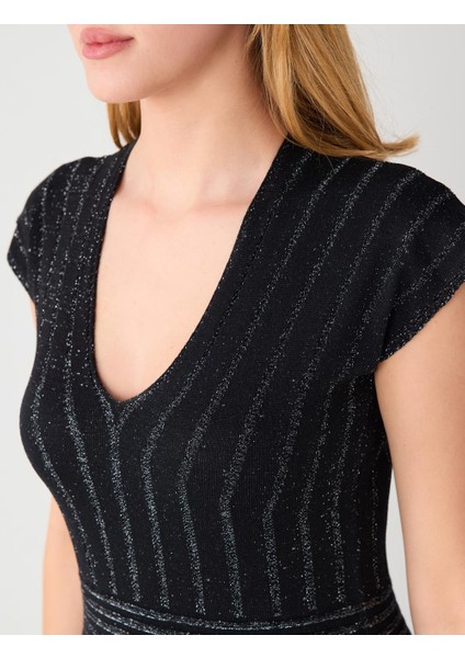 Siyah V Yaka Çizgi Desenli Kolsuz Midi Triko Elbise fırsatları