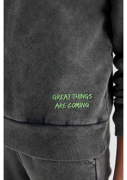 Erkek Çocuk Oversize Geniş Kalıp Bisiklet Yaka Yıkamalı Soluk Efektli Baskılı Sweatshirt